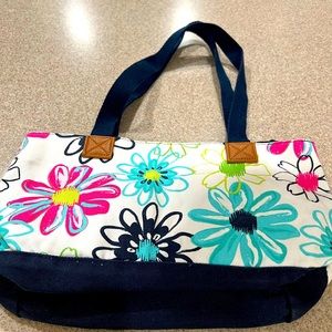 Thirty One woman’s purse, Blue, white & pink
Outside zipper close